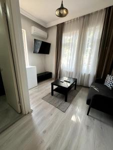 ein Wohnzimmer mit einer Couch und einem Couchtisch in der Unterkunft Şişli Suites - Room31 in Istanbul