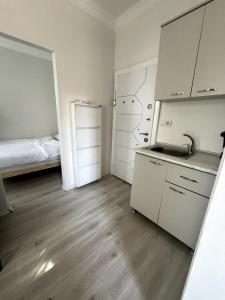 ein leeres Zimmer mit einer Küche und einem Bett in der Unterkunft Şişli Suites - Room31 in Istanbul