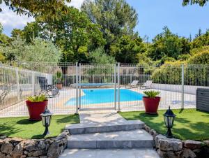 Bazén v ubytování Le Studio - cosy & fonctionnel, clim & piscine nebo v jeho okolí
