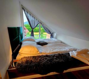 a bed in a room with a window at Glass Hill Apartament dwupoziomowy Karpacz z widokiem na góry 8 osób in Karpacz
