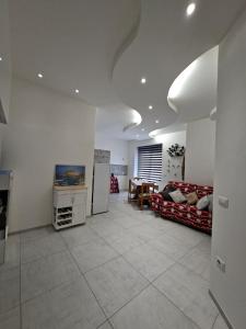 een woonkamer met een bank en een tafel bij APPARTAMENTO Dal Duca Enrico in Castelsardo