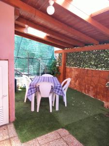 een tafel en stoelen op een terras bij APPARTAMENTO Dal Duca Enrico in Castelsardo