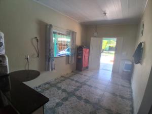 Habitación con pasillo con puerta y suelo de baldosa. en Casa de praia Mosqueiro COP 30, en Belém