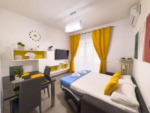 une chambre avec un lit, une table et un bureau dans l'établissement Toto Vatican House, à Rome