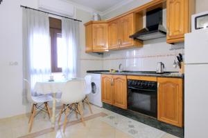 Kuchyň nebo kuchyňský kout v ubytování Apart ConiL Benavent