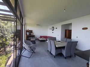 a living room with a table and chairs at Abitare Mezcala Residencia in Isla de Mezcala