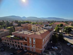 Cảnh núi rừng hoặc tầm nhìn ra núi từ căn hộ