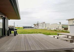 una terraza de madera con mesa de picnic y parrilla en GIFTHOUSE 2nd Ichinomiya - Small luxury villa - - Vacation STAY 19373, en Ichinomiya