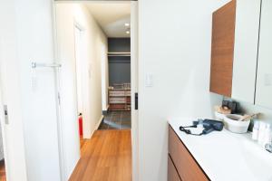 una cocina con armarios blancos y un pasillo en GIFTHOUSE 2nd Ichinomiya - Small luxury villa - - Vacation STAY 19373, en Ichinomiya 31 fotos más