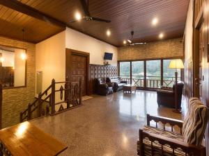 - un salon avec des canapés, une table et des chaises dans l'établissement Heaven Seven Kandy, à Kandy