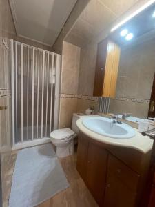 Ένα μπάνιο στο Oliva Seaside Apartments