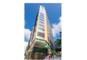 un edificio alto con un cielo blu sullo sfondo di Stanford Hillview Hotel Hong Kong a Hong Kong