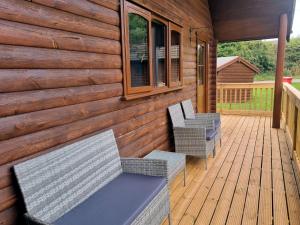 Balkoni atau teres di Willow Plus 5 Hot Tub