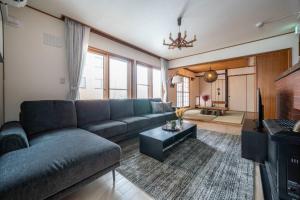 ein Wohnzimmer mit Sofa und Fernseher in der Unterkunft ETRANA - Vacation STAY 19510 in Sapporo
