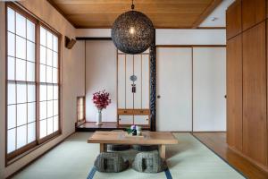 Zimmer mit einem Tisch und einigen Fenstern in der Unterkunft ETRANA - Vacation STAY 19510 in Sapporo