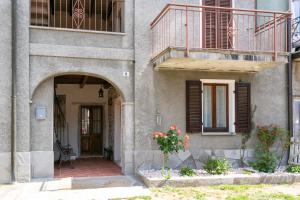 an entrance to a building with a balcony and a door at Corte di Raglio in Cunardo