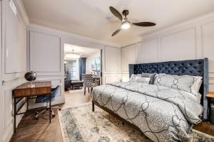 - une chambre avec un lit, un ventilateur de plafond et un bureau dans l'établissement Peaceful Condo W Patio & Hot Tub Access, à Dallas 31 autres photos