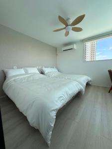 a bedroom with a large bed with a ceiling fan at Onjuku Garden Villa - Vacation STAY 54392v in Iwada +12 photos