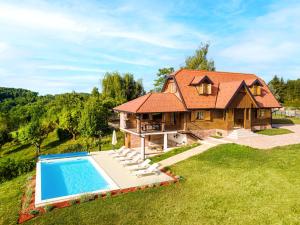 ein Bild von einem Haus mit Swimmingpool in der Unterkunft Rustique 1952 in Šiljakovina