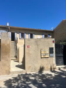 an old building with stairs and a wall with a building at Chez Dragos centre ville Lauris in Lauris