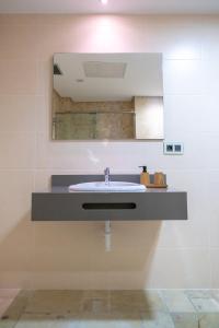 a bathroom with a sink and a mirror at Rental Room Medina de Rioseco in Medina de Ríoseco