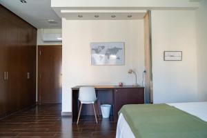 a bedroom with a desk and a bed and a chair at Rental Room Medina de Rioseco in Medina de Ríoseco