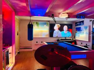 a living room with a pool table and a tv at CHALET MÁGICO en Orihuela Costa in Los Dolses