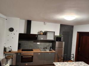 a kitchen with a sink and a refrigerator at mar azul in Malpica