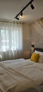 Giường trong phòng chung tại APARTMANI SUNSIDE NIN