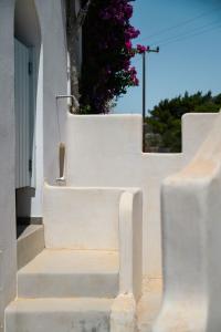 una rampa di scale di fronte a un edificio bianco di Naxos Kastraki Homey Villa with Sea View a Kastraki