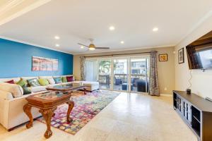 TV a/nebo společenská místnost v ubytování Home 3 Mi to Ocean Inlet Park Waterfront Deck!