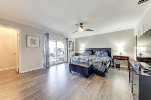 Postel nebo postele na pokoji v ubytování Home 3 Mi to Ocean Inlet Park Waterfront Deck!