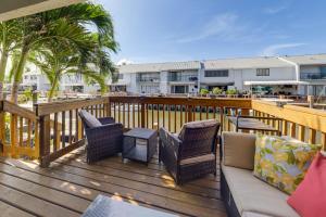 Balkón nebo terasa v ubytování Home 3 Mi to Ocean Inlet Park Waterfront Deck!