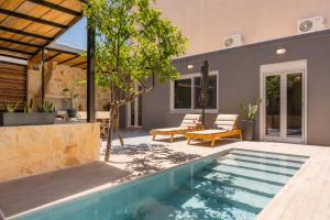 KrousónSofia Villa的院子里有游泳池的房子