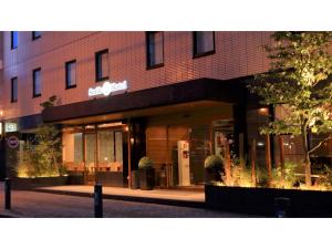 川口市にあるSmile Hotel Kawaguchi - Vacation STAY 76790vの通りにある建物の店先