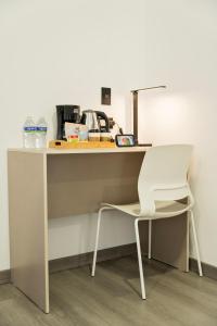 Utensilios para hacer té y café en Elithe Hotel