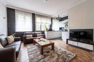 a living room with a couch and a coffee table at Jette - Base en peripherie de Ville - 15min Centre in Brussels