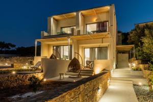 una casa con luci sui lati di Enalis Studios & Apartments a Karfás