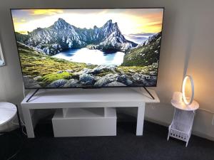 TV de pantalla plana sobre una mesa blanca en 6 Scotia, en Auckland 6 fotos más