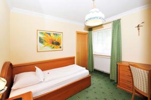Postel nebo postele na pokoji v ubytování Hotel König Laurin