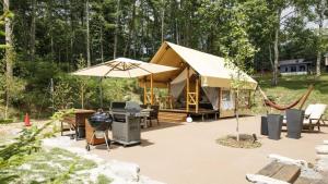 a tent with a table and an umbrella at Glamorous Dining Tateshina - Vacation STAY 81024v in Yukawa