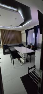 Una sala de estar con una mesa y sillas blancas. en Apartament u Krupy, en Murzasichle