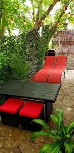 Fotografie z fotogalerie ubytování Petit loft avec jacuzzi et terrase exotique privé v destinaci Granby