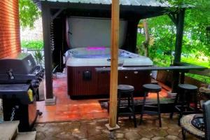 Fotografie z fotogalerie ubytování Petit loft avec jacuzzi et terrase exotique privé v destinaci Granby