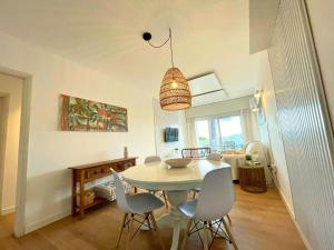 a dining room with a table and chairs at Encantador apto frente al mar in Punta del Este