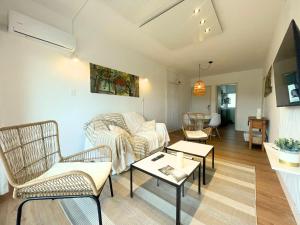 a living room with a couch and chairs at Encantador apto frente al mar in Punta del Este
