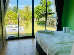 una camera con letto e vista su un cortile di Leelavadee Villa Sea Views a Tha Sala