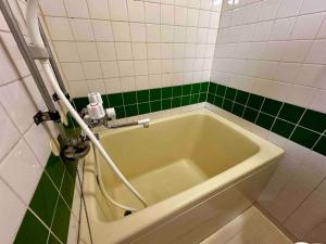 札幌市にあるCoop Sunlight - Vacation STAY 19685の緑と白のタイルを使用したバスルーム(バスタブ付)