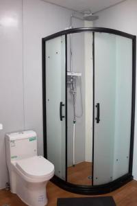 Abitare Mezcala 1的带玻璃淋浴和马桶的浴室