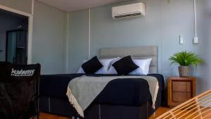 Abitare Mezcala 1的卧室里有一张床，配有黑白枕头